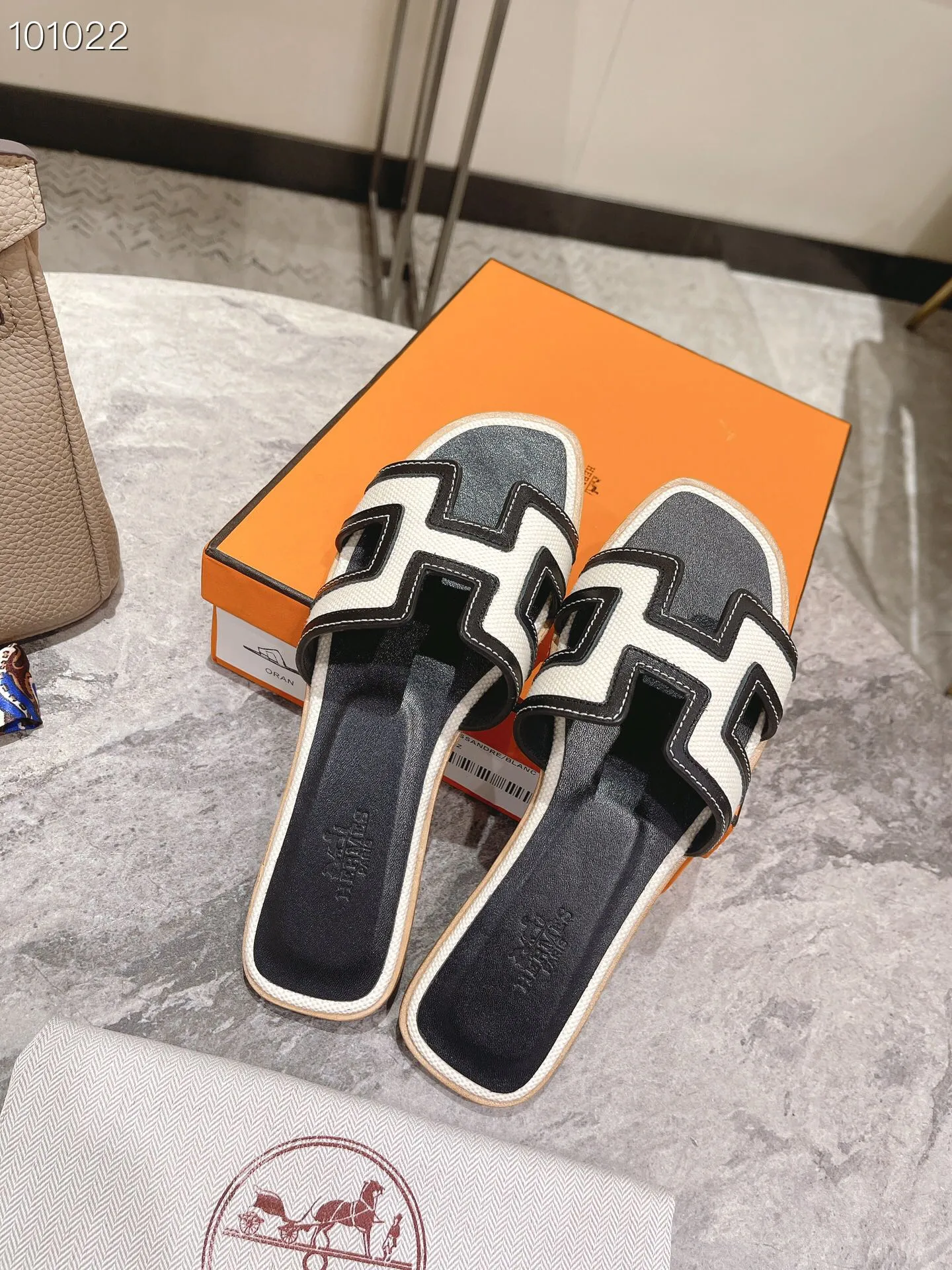 👟👟Ex-factory price 400👟👟 Genuine leather sole +50 New model for early spring, (high-end splicing and oil edge technology) newly revised version (Hermès), upgraded packaging, upgraded version and workmanship materials. Hermes®🔴The highest version of handmade shoes on the market✨✨ Top product Hermès slippers🐎 The new high-end fashion is the same as the original version, purely handmade by masters! ❥High-end customization, the highest version in the industry⚠❥Using: Hermers upper: Italian imported cowhide + original custom-grade Australian sheepskin feet + genuine leather outsole (pursuing top walking comfort) Hermes━━━━━ size: 35-40 (34.41.42 custom-made, non-returnable) Genuine leather sole Rubber sole